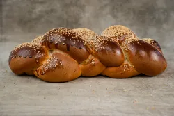חלה לבנה קלועה (רק בימי חמישי ושישי)